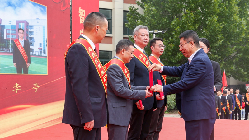 1763384611717764.jpg 程培华理事长给获奖者颁奖.jpg