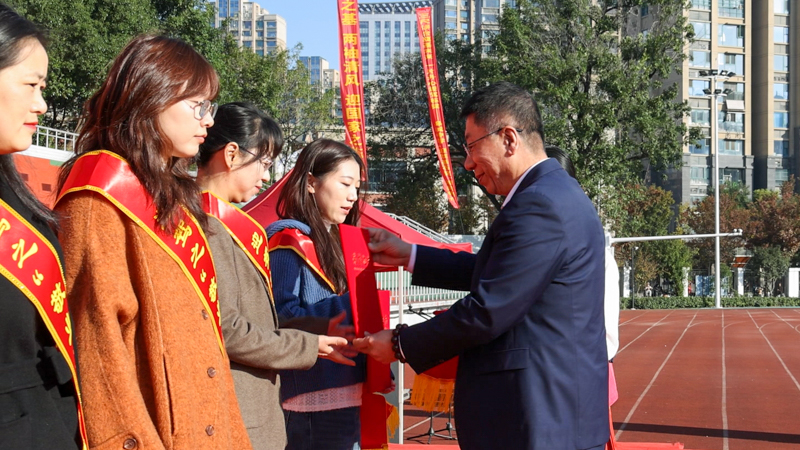 1763385053916823.jpg 程培华理事长给获奖者颁奖.jpg