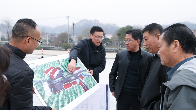 程培华理事长观看村部建设图.jpg