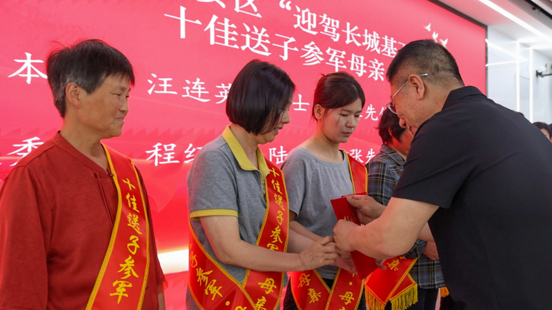 程培华给获奖者颁奖1_看图王.JPG